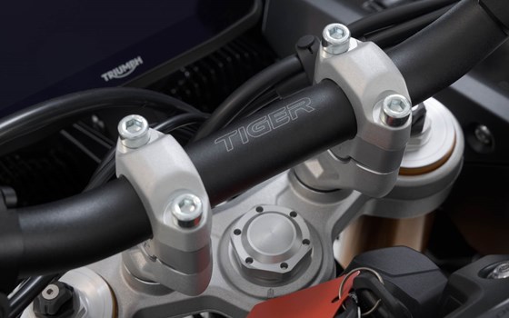 Lenkererhöhung. H=20 mm. Silbern. Triumph Tiger 900 GT/Rally Pro. - Bild 4 Lenkererhöhung. H=20 mm. Silbern. Triumph Tiger 900 GT/Rally Pro. - Bild 4