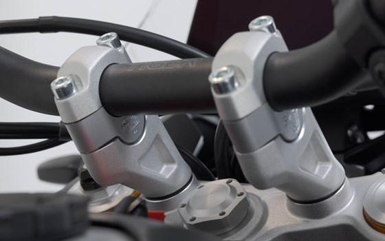 Lenkererhöhung. H=20 mm. Silbern. Triumph Tiger 900 GT/Rally Pro. - Bild 5 Lenkererhöhung. H=20 mm. Silbern. Triumph Tiger 900 GT/Rally Pro. - Bild 5