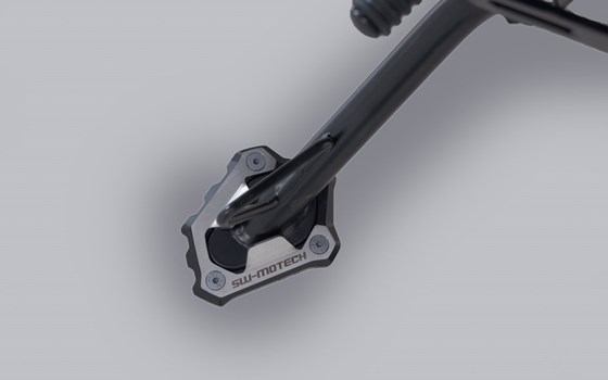 Seitenständerfuß-Verbreiterung. Schwarz/Silbern. Triumph Scrambler 1200 X (23-). - Bild 1