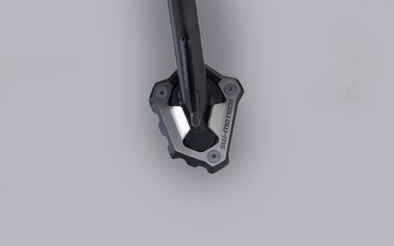 Seitenständerfuß-Verbreiterung. Schwarz/Silbern. Triumph Scrambler 1200 X (23-). - Bild 2