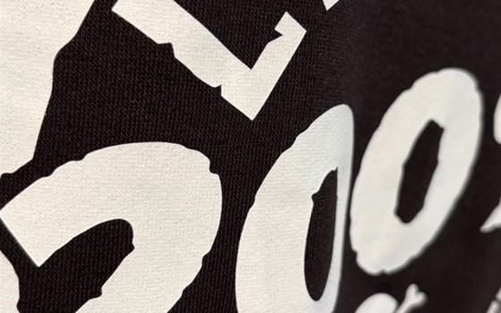 Hoodie - Schwarz mit Print Weiß - Bild 5