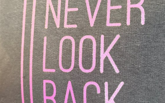 Hoodie  - Navi blue mit Print in Lila - Bild 3