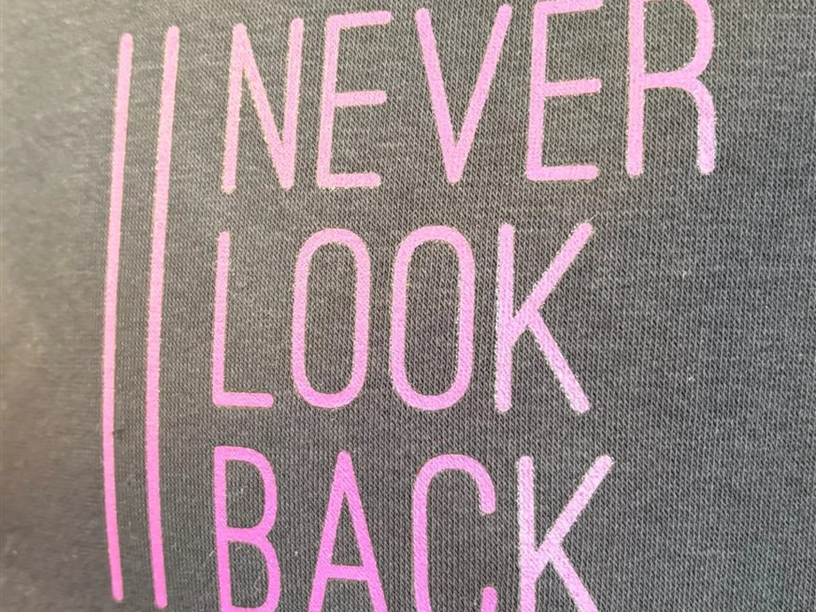 Hoodie  - Navi blue mit Print in Lila Bild 3: Hoodie  - Navi blue mit Print in Lila