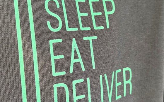 Hoodie - Navi blue mit Print in Türkis - Bild 3