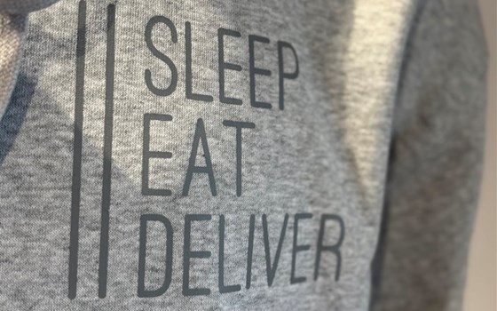 Hoodie - Hellgrau mit  Print in Dunkelgrau - Bild 3