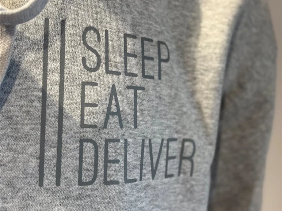 Hoodie - Hellgrau mit  Print in Dunkelgrau Bild 3: Hoodie - Hellgrau mit  Print in Dunkelgrau