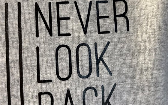 Hoodie - Hellgrau mit Print in Schwarz - Bild 3