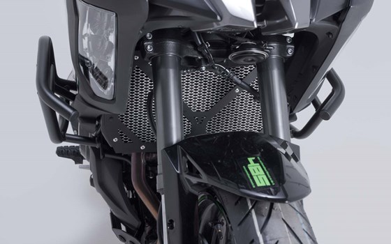 Kühlerschutz. Schwarz/Silbern. Versys 1000 (18-) / 1100 (24-). - Bild 1 Kühlerschutz. Schwarz/Silbern. Versys 1000 (18-) / 1100 (24-). - Bild 1