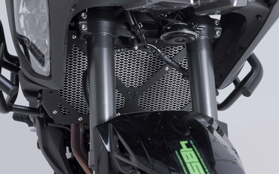 Kühlerschutz. Schwarz/Silbern. Versys 1000 (18-) / 1100 (24-). - Bild 2 Kühlerschutz. Schwarz/Silbern. Versys 1000 (18-) / 1100 (24-). - Bild 2