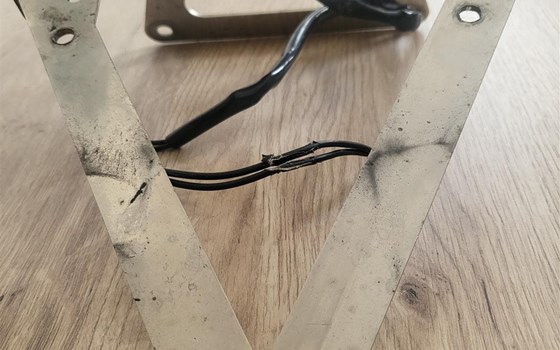 Kennzeichenhalter aus Edelstahl mit Kennzeichenbeleuchtung und Rückstrahler für Suzuki GSX-R 1000 (03  04), Stecker für Kennzeichenbeleuchtung passend für Suzuki GSX-R 1000, Versand gegen Aufpreis möglich - Bild 2