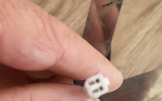 Kennzeichenhalter aus Edelstahl mit Kennzeichenbeleuchtung und Rückstrahler für Suzuki GSX-R 1000 (03  04), Stecker für Kennzeichenbeleuchtung passend für Suzuki GSX-R 1000, Versand gegen Aufpreis möglich - Bild 3