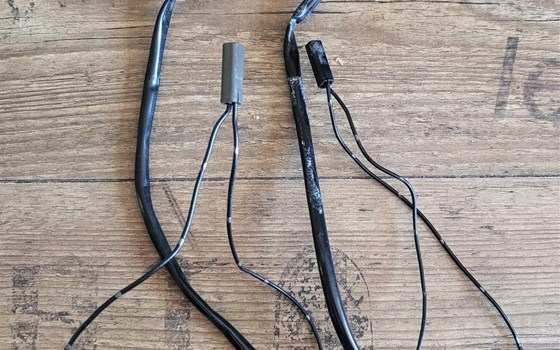 2 Stk. LED-Mini-Blinker in Schwarz, Metallgehäuse, Länge ca. 7 cm, Stecker passend für Suzuki GSX-R 1000 - Bild 1