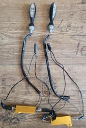 2 Stk. LED-Mini-Blinker in Schwarz, Metallgehäuse, Länge ca. 7 cm, Stecker passend für Suzuki GSX-R 1000