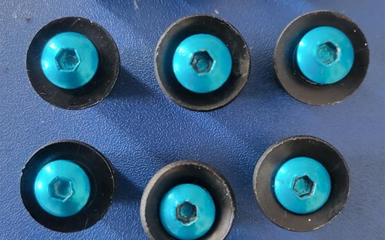 11 Stück Verkleidungsschrauben, M5, Aluminium, blau eloxiert, mit Gummimuttern und Unterlegscheiben aus Kunststoff - Bild 1