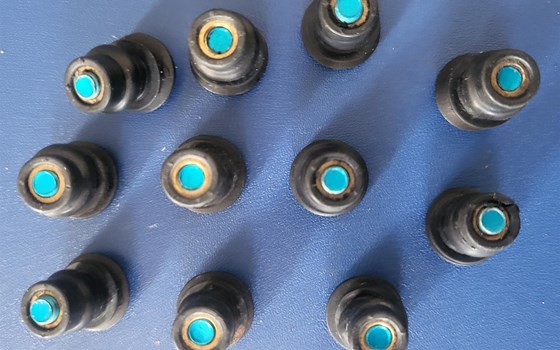 11 Stück Verkleidungsschrauben, M5, Aluminium, blau eloxiert, mit Gummimuttern und Unterlegscheiben aus Kunststoff - Bild 2