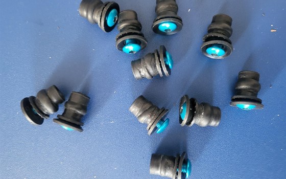 11 Stück Verkleidungsschrauben, M5, Aluminium, blau eloxiert, mit Gummimuttern und Unterlegscheiben aus Kunststoff - Bild 3