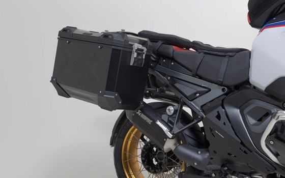 TRAX ADV Alukoffer-System + Akrapovic. Schwarz. 45/45 l. BMW R 1300 GS Adv. (24-). - Bild 3