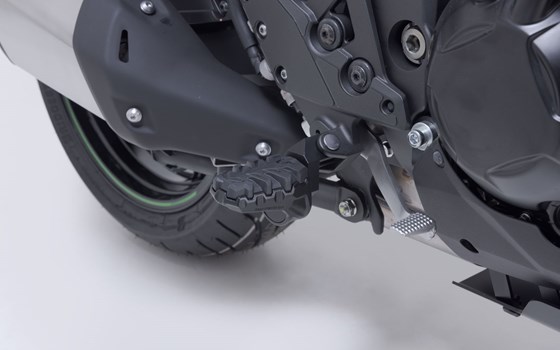 EVO Fußrasten-Kit. Schwarz/Silbern. Kawasaki Versys 1100 / SE (24-). - Bild 4