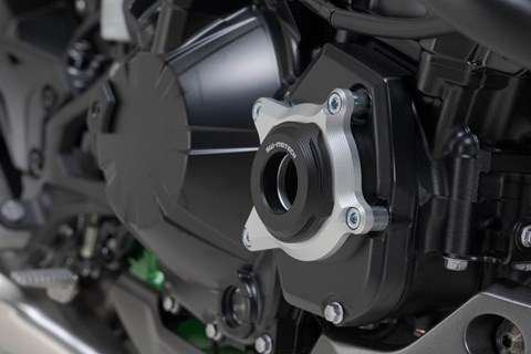 Marke: SW-MOTECH Artikelname: Motorgehäusedeckel-Schutz. Schwarz/Silbern. Kawasaki Z900-Modelle (16-).