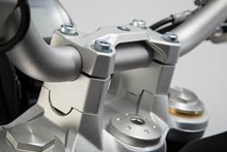 Lenkererhöhung. H=30 mm. Silbern. BMW F 850 GS/Adv, F 900 GS. Lenkererhöhung. H=30 mm. Silbern. BMW F 850 GS/Adv, F 900 GS.