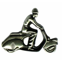 Pin mit Motiv Vespa "Fahrer auf Roller" Motorroller