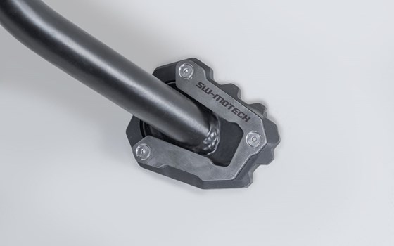 Seitenständerfuß-Verbreiterung. Schwarz/Silbern. Trium Tiger 660/ 800 Sport (24-). - Bild 1 Seitenständerfuß-Verbreiterung. Schwarz/Silbern. Trium Tiger 660/ 800 Sport (24-). - Bild 1