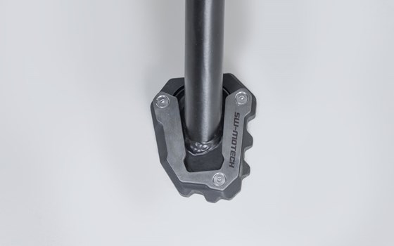 Seitenständerfuß-Verbreiterung. Schwarz/Silbern. Trium Tiger 660/ 800 Sport (24-). - Bild 2