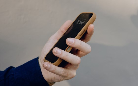 Peak Design Smartphone Schutzhülle Everyday Case - Tan Clarino - iPhone 16 Pro - Bild 2 Peak Design Smartphone Schutzhülle Everyday Case - Tan Clarino - iPhone 16 Pro - Bild 2