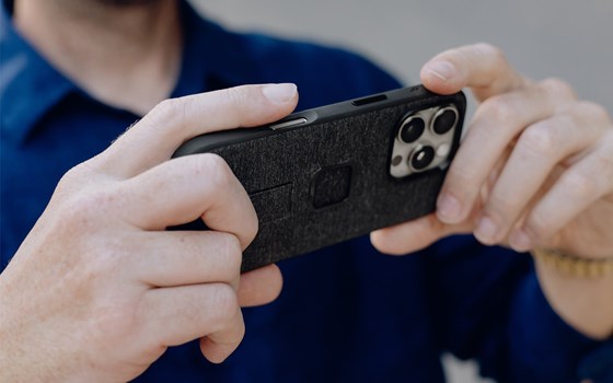 Peak Design Smartphone Schutzhülle Everyday Loop Case - Charcoal - iPhone 16 Pro - Bild 3 Peak Design Smartphone Schutzhülle Everyday Loop Case - Charcoal - iPhone 16 Pro - Bild 3