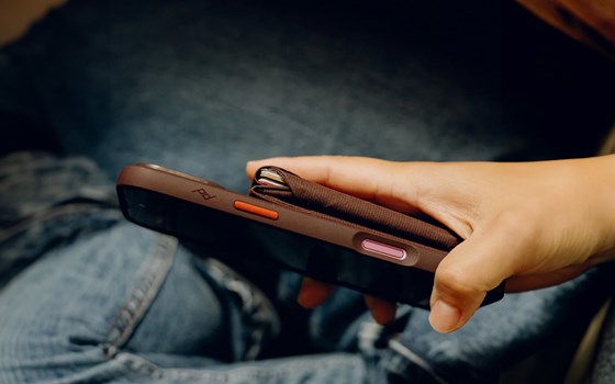 Peak Design Smartphone Schutzhülle Everyday Case - Eclipse - iPhone 16 - Bild 2 Peak Design Smartphone Schutzhülle Everyday Case - Eclipse - iPhone 16 - Bild 2