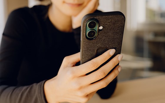 Peak Design Smartphone Schutzhülle Everyday Case - Charcoal - iPhone 16 Plus - Bild 2 Peak Design Smartphone Schutzhülle Everyday Case - Charcoal - iPhone 16 Plus - Bild 2