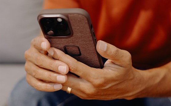 Peak Design Smartphone Schutzhülle Everyday Case - Charcoal - iPhone 15 - Bild 3 Peak Design Smartphone Schutzhülle Everyday Case - Charcoal - iPhone 15 - Bild 3