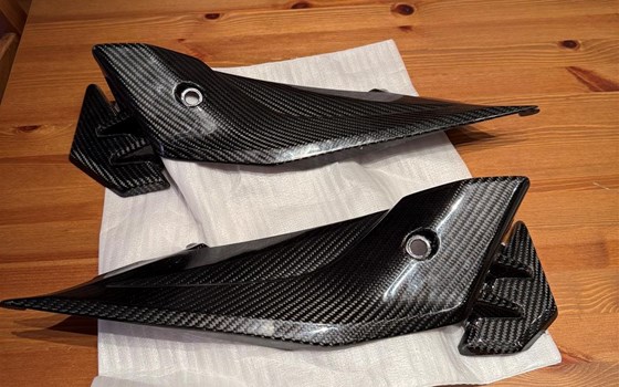 Seitenverkleidung unter Sitz CARBON - Bild 2 Seitenverkleidung unter Sitz CARBON - Bild 2