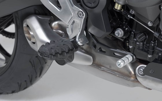 EVO Fußrasten-Kit. Schwarz. Triumph Tiger 660 Sport/ 800 Sport (24-). - Bild 3