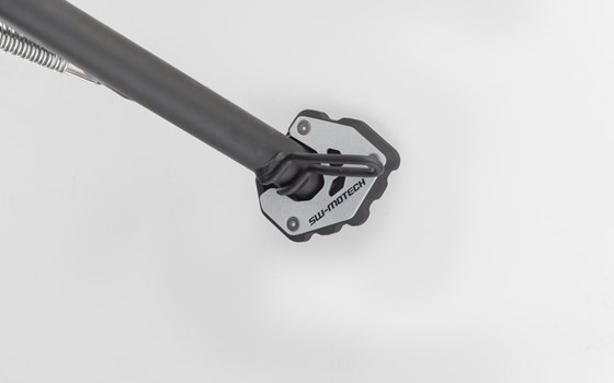 Seitenständerfuß-Verbreiterung. Schwarz/Silbern. Triumph Trident 660 (24-). - Bild 1