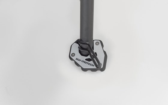 Seitenständerfuß-Verbreiterung. Schwarz/Silbern. Triumph Trident 660 (24-). - Bild 2