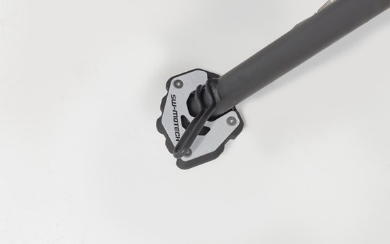 Seitenständerfuß-Verbreiterung. Schwarz/Silbern. Triumph Trident 660 (24-). - Bild 3