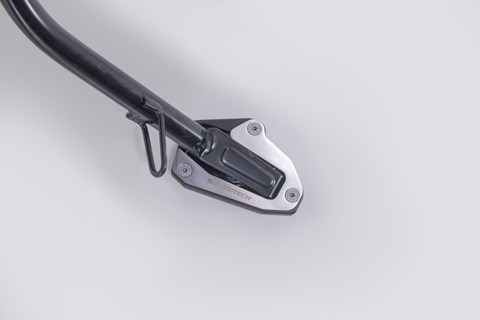 Marke: SW-MOTECH Artikelname: Seitenständerfuß-Verbreiterung. Schwarz/Silbern. Ducati Scrambler Modelle (24-).