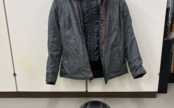 Damenmotorradjacke und -Helm - Bild 1