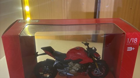 MODELL MOTORRAD SUPER NAKED V4 S 1:18