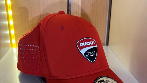 DC STRETCH REDKAPPE NEW ERA L-XL