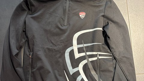 DC FITNESS-SWEATSHIRT MIT HALBLANGEM REI