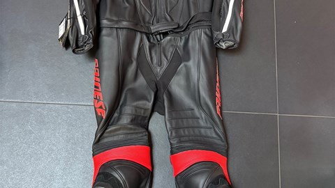 lederkombi Tuta Pelle LAGUNA SECA D1 2 PCS SUIT  684 BLACK/BLACK/RED 14 56 PZ
