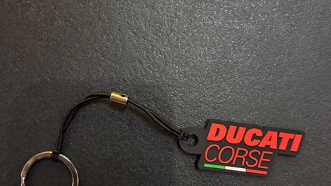 DC Logo SCHWIMMER SCHLÜSSELANHÄNGER