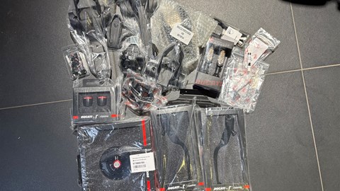 PACK SPORT SBK V4/ SBK V2/ SF V4 DUCATI  PERFORMANCE SPORT ZUBEHÖRPAKET DUCATI PANIGALE V2  / BAYLISS JUBILÄUM 2020-2023