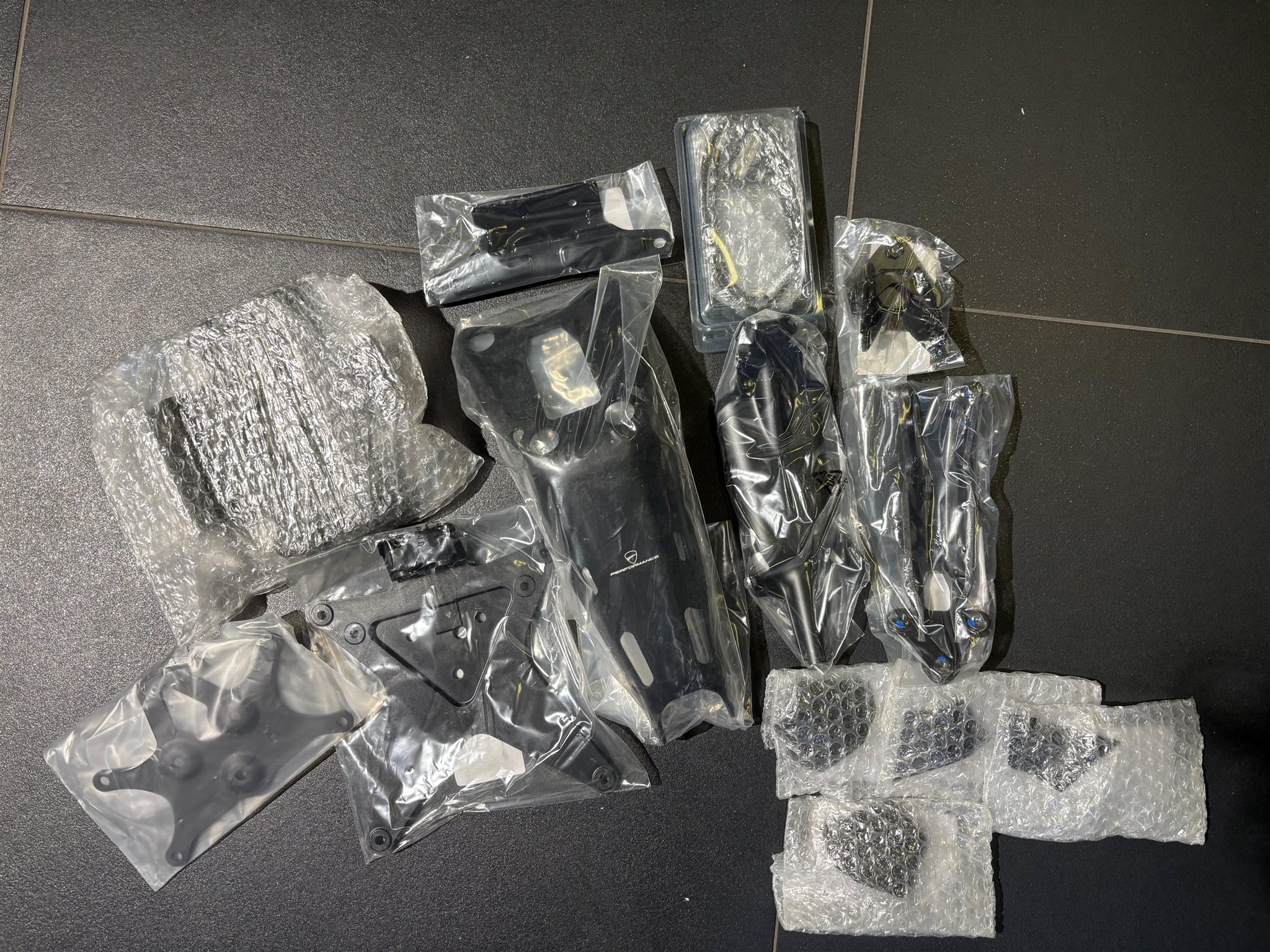 SATZ ZERLEGBARER KENNZEICHENHALTER AUS A Supersport Monster 821