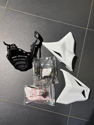 SET BUGSPOILER 1803 - WEISS Ducati Monster Plus/ SP