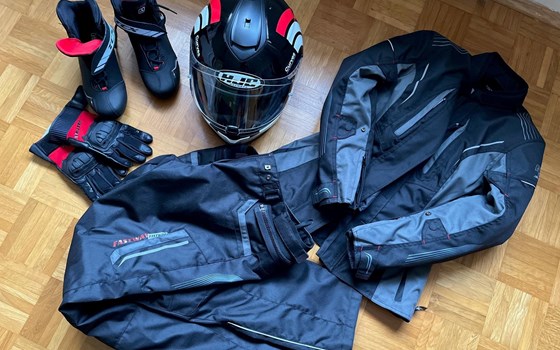 Damen-Motorradbekleidung mit Jacke, Hose, Schuhe, Handschuhe und HELM - Bild 1