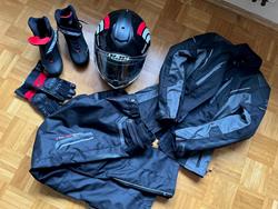 Damen-Motorradbekleidung mit Jacke, Hose, Schuhe, Handschuhe und HELM