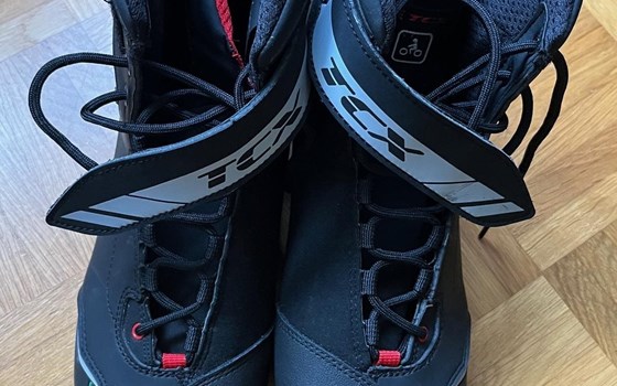 Damen-Motorradbekleidung mit Jacke, Hose, Schuhe, Handschuhe und HELM - Bild 15